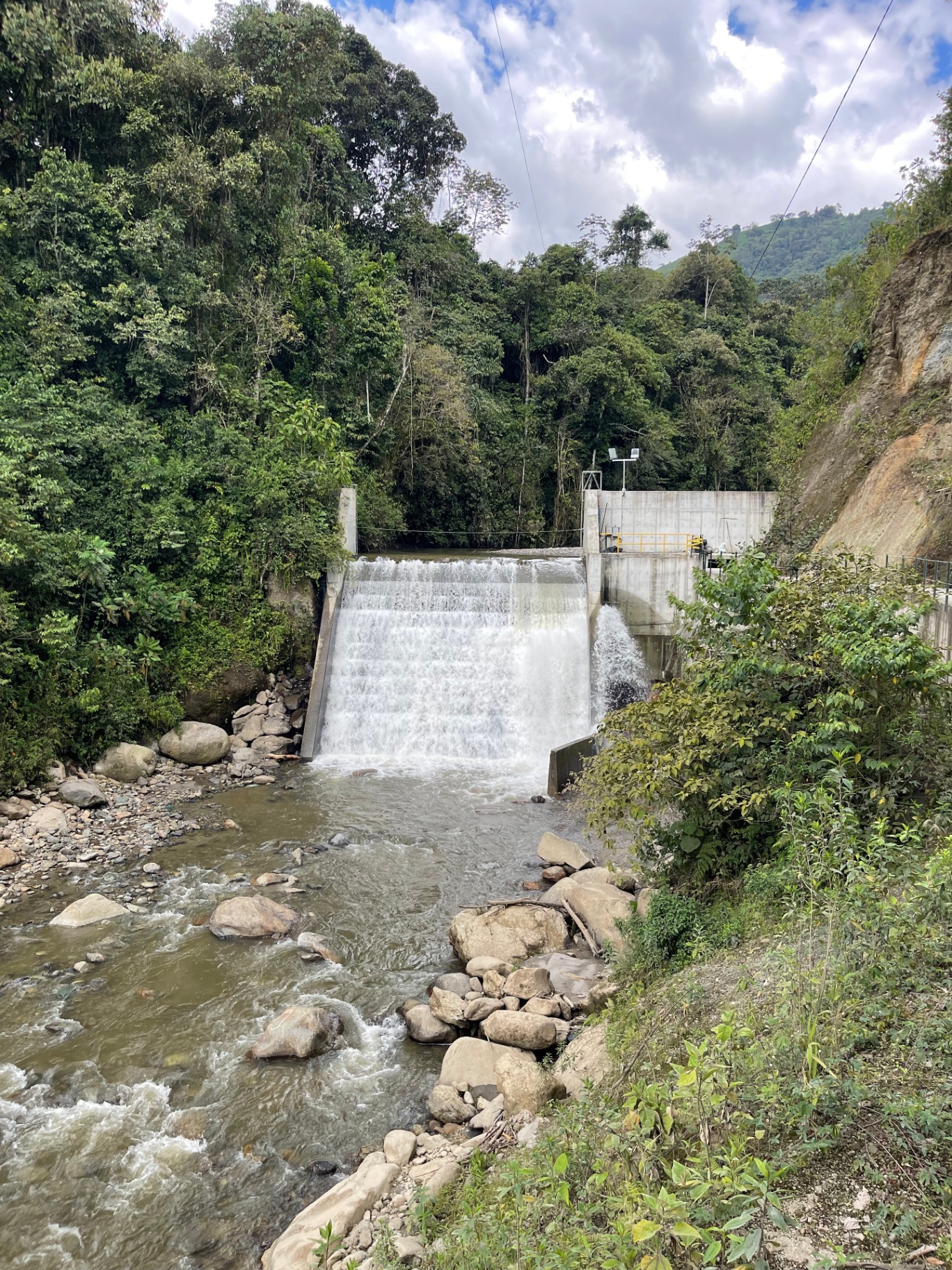 Pequeña central hidroeléctrica en montaña colombiana