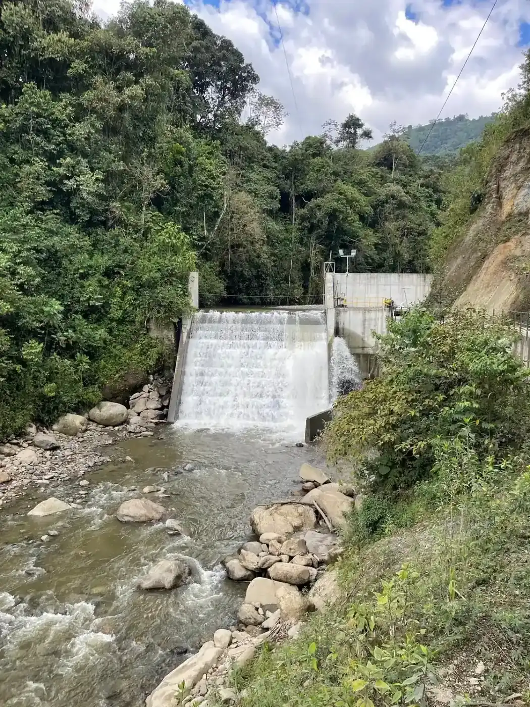 Pequeña central hidroeléctrica de Ímpetu Energía en Colombia